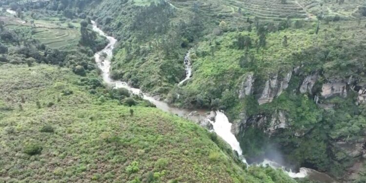 வெள்ளி உருக்கி கொட்டியது போல ஆர்ப்பரிக்கும் தூவத்தூர் அருவி!