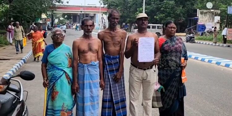 குடியிருப்பு இடத்தை காவல்துறை எஸ்.ஐ. ஆக்கிரமிப்பு  மாவட்ட ஆட்சியரிடம் அரை நிர்வாணமாக மனு