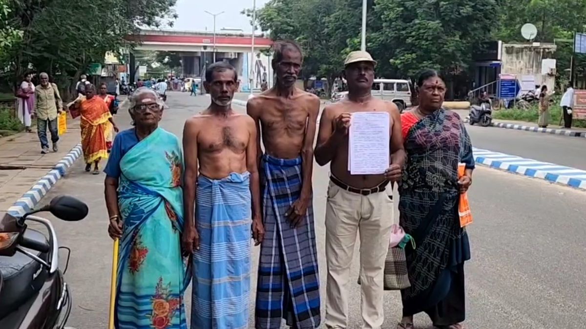 குடியிருப்பு இடத்தை காவல்துறை எஸ்.ஐ. ஆக்கிரமிப்பு மாவட்ட ஆட்சியரிடம் அரை நிர்வாணமாக மனு