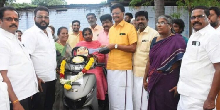 கம்பம் எம்.எல்.ஏ. ராமகிருஷ்ணன் நலத்திட்ட உதவிகள் வழங்கினார்