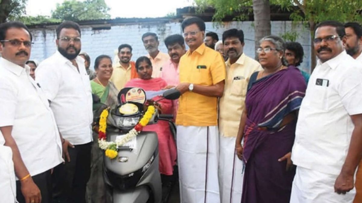 கம்பம் எம்.எல்.ஏ. ராமகிருஷ்ணன் நலத்திட்ட உதவிகள் வழங்கினார்