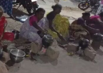 மலைமேல் தீபம் ஏற்றக் கோரி திருப்பரங்குன்றத்தில் நூதன போராட்டம்  கோயில் முன் பொங்கல் வைத்து பொதுமக்கள் வழிபாடு