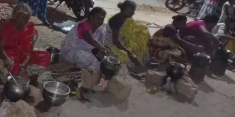 மலைமேல் தீபம் ஏற்றக் கோரி திருப்பரங்குன்றத்தில் நூதன போராட்டம்  கோயில் முன் பொங்கல் வைத்து பொதுமக்கள் வழிபாடு