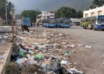 மருதமலை பேருந்து நிலையத்தில் குவியும் குப்பை சோமையம்பாளையம் ஊராட்சியின் மெத்தனப்போக்கால் பக்தர்கள் அவதி