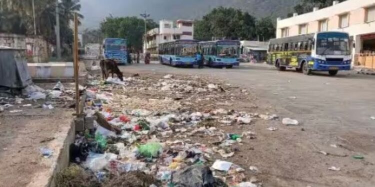 மருதமலை பேருந்து நிலையத்தில் குவியும் குப்பை சோமையம்பாளையம் ஊராட்சியின் மெத்தனப்போக்கால் பக்தர்கள் அவதி