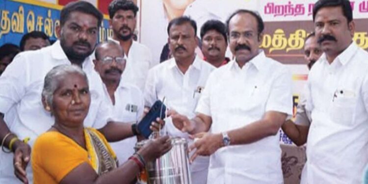 திருச்சுழி தொகுதியின் பல்வேறு கிராமங்களில் நலத்திட்ட உதவிகளை வழங்கினார் அமைச்சர் தங்கம் தென்னரசு