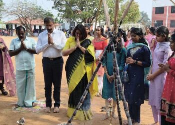 புதுப்பானையில் பொங்கல் வைத்து உறியடித்த மாணவர்கள்  மேட்டுப்பாளையம் பள்ளியில் தமிழர்திருநாள் கொண்டாட்டம்