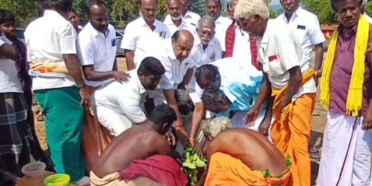 பாகாநத்தத்தில் புதிய சமுதாயக்கூடம்: எம்.எல்.ஏ எஸ்.காந்திராஜன் அடிக்கல் நாட்டினார்!