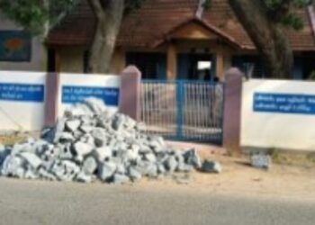 பள்ளி வாசலில் குவிக்கப்பட்ட கருங்கற்கள் – நான்கு நாட்களாக மாணவர்கள் அவதி