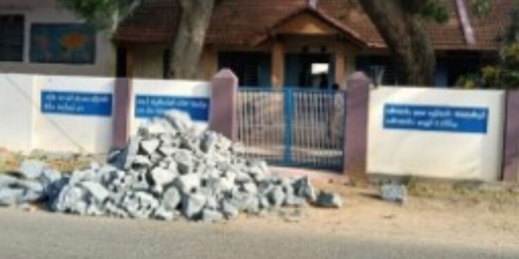 பள்ளி வாசலில் குவிக்கப்பட்ட கருங்கற்கள் – நான்கு நாட்களாக மாணவர்கள் அவதி