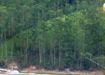 மாட்டுப்பட்டி அணையில் பாராசெயிலிங் பாராசூட் அறுந்து சுற்றுலா பயணி நீரில் விழுந்து விபத்து  