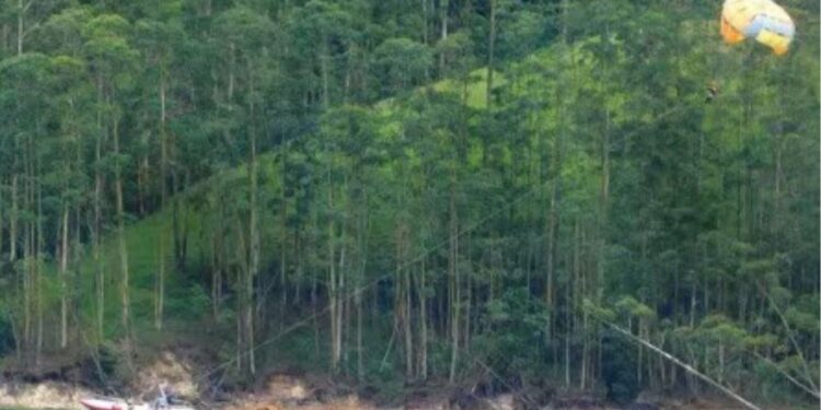 மாட்டுப்பட்டி அணையில் பாராசெயிலிங் பாராசூட் அறுந்து சுற்றுலா பயணி நீரில் விழுந்து விபத்து  