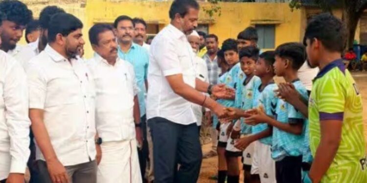 திண்டுக்கல்லில் மாவட்ட அளவிலான பிரம்மாண்ட கால்பந்து போட்டி தொடக்கம்!