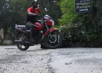 நியூ தில்லை நகரில் ‘போர்வை’ போலப் போர்த்தப்படும் தார்ச் சாலை மேனுவல்கள் மறைக்கப்பட்டதால் பொதுமக்கள் கடும் அவதி