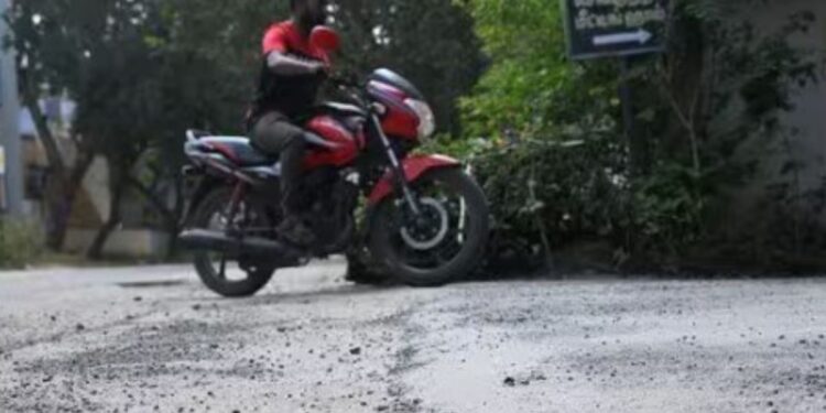 நியூ தில்லை நகரில் ‘போர்வை’ போலப் போர்த்தப்படும் தார்ச் சாலை மேனுவல்கள் மறைக்கப்பட்டதால் பொதுமக்கள் கடும் அவதி