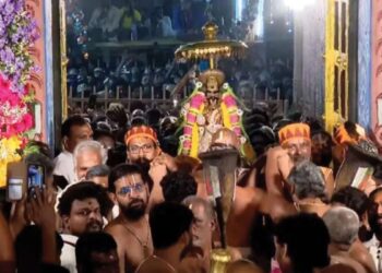 ஸ்ரீரங்கத்தில் வைகுண்ட ஏகாதசி மகா வைபவம் ரத்தின அங்கியுடன் பரமபத வாசல் வழியாக நம்பெருமாள் எழுந்தருளல்