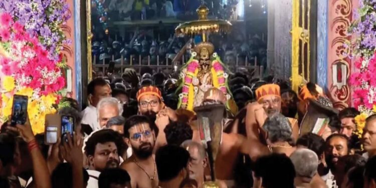 ஸ்ரீரங்கத்தில் வைகுண்ட ஏகாதசி மகா வைபவம் ரத்தின அங்கியுடன் பரமபத வாசல் வழியாக நம்பெருமாள் எழுந்தருளல்