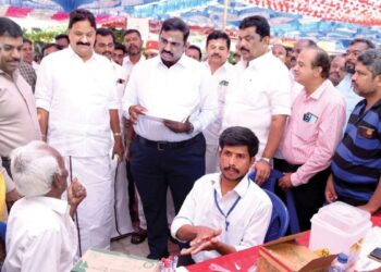 குருபரப்பள்ளியில் ‘நலம் காக்கும் ஸ்டாலின்’ மருத்துவ முகாம்  உதவிகளை வழங்கினார் கலெக்டர் தினேஷ் குமார்