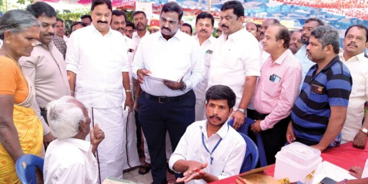 குருபரப்பள்ளியில் ‘நலம் காக்கும் ஸ்டாலின்’ மருத்துவ முகாம்  உதவிகளை வழங்கினார் கலெக்டர் தினேஷ் குமார்