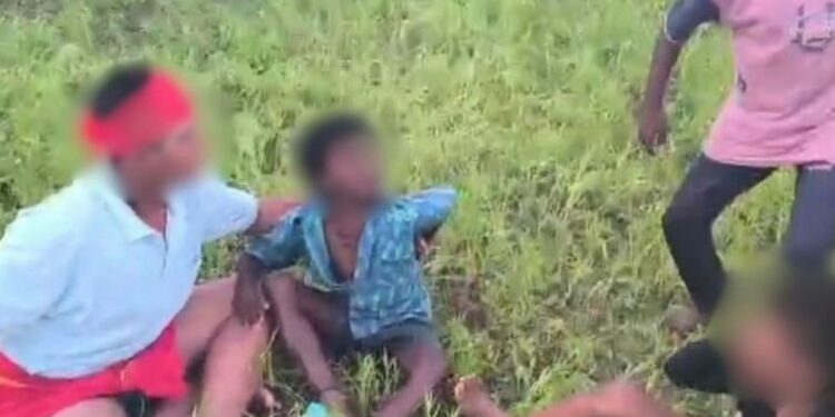 கஞ்சா பழக்கத்தைக் காட்டிக்கொடுத்த சிறுவர்களுக்குக் கொடூர அடி