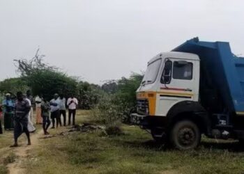 குப்பை லாரிகளைச் சிறைபிடித்துப் போராட்டம் – போலீஸாரைத் தாக்கியதாக 10 பேர் கைது!