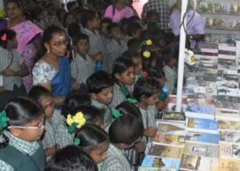 தேனி புத்தகத் திருவிழாவில் அலைமோதிய மாணவர் கூட்டம் வாசிப்பு ஆர்வத்துடன் பல்வேறு தலைப்புகளில் புத்தகங்களை வாங்கி மகிழ்ந்தனர்