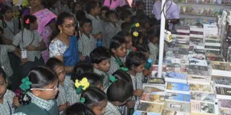 தேனி புத்தகத் திருவிழாவில் அலைமோதிய மாணவர் கூட்டம் வாசிப்பு ஆர்வத்துடன் பல்வேறு தலைப்புகளில் புத்தகங்களை வாங்கி மகிழ்ந்தனர்