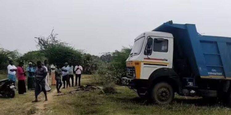 குப்பை லாரிகளைச் சிறைபிடித்துப் போராட்டம் – போலீஸாரைத் தாக்கியதாக 10 பேர் கைது!