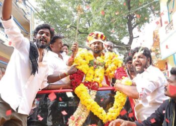 புறநகர் கிழக்கு மாவட்டச் செயலாளர் திருநகர் மருதுபாண்டியனுக்குப் தொண்டர்கள் பிரம்மாண்ட வரவேற்பு