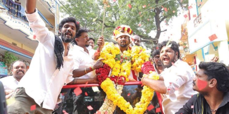 புறநகர் கிழக்கு மாவட்டச் செயலாளர் திருநகர் மருதுபாண்டியனுக்குப் தொண்டர்கள் பிரம்மாண்ட வரவேற்பு