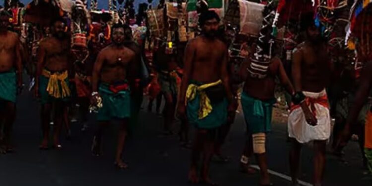 இருளில் தடுமாறும் பழநி பாதையாத்திரை பக்தர்கள் போதிய வெளிச்சம் இன்றி விபத்து அபாயம்