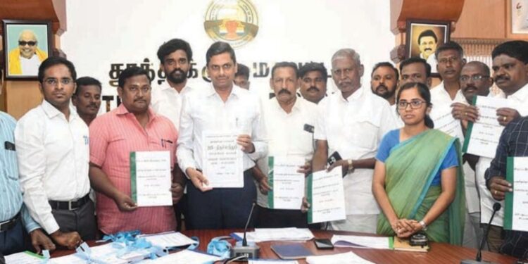 தூத்துக்குடியில் மாபெரும் தொழில் கடன் முகாம் கடன் ஆணைகளை வழங்கினார் ஆட்சியர் இளம்பகவத்