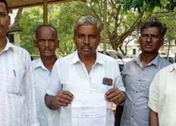 தேனி மக்கள் குறைதீர் கூட்டம் 30 ஆண்டு கால சிதிலமடைந்த வீடுகளைச் சீரமைக்கக் கோரி மல்லையகவுண்டன்பட்டி மக்கள் மனு