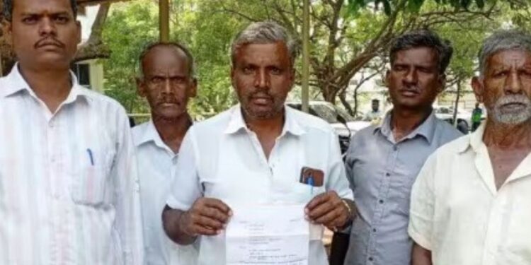 தேனி மக்கள் குறைதீர் கூட்டம் 30 ஆண்டு கால சிதிலமடைந்த வீடுகளைச் சீரமைக்கக் கோரி மல்லையகவுண்டன்பட்டி மக்கள் மனு