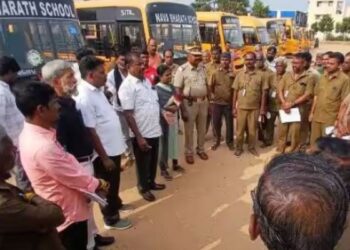 பள்ளி வாகனங்களில் பாதுகாப்பு வசதிகள் குறித்து ஆர்.டி.ஓ அதிரடி ஆய்வு டிரைவர்களுக்குப் பாதுகாப்புப் பயிற்சி