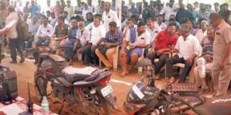ஈரோட்டில் போலீசாரால் பறிமுதல் செய்யப்பட்ட  வாகனங்கள் பொது ஏலம்