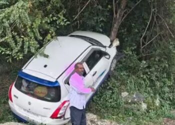 வால்பாறை மலைப்பாதையில் பிரேக் பிடிக்காமல் சுவரில் மோதி கார் விபத்து காங்கேயம் சுற்றுலாப் பயணிகள் உயிர் தப்பினர்