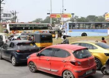 கோடிக்கணக்கில் செலவு செய்தும் தீராத பொள்ளாச்சி போக்குவரத்து நெரிசல் சீரமைக்க பொதுமக்கள் கோரிக்கை