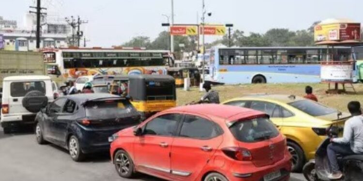 கோடிக்கணக்கில் செலவு செய்தும் தீராத பொள்ளாச்சி போக்குவரத்து நெரிசல் சீரமைக்க பொதுமக்கள் கோரிக்கை