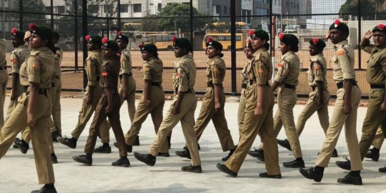 காரமடையில் 31-வது அணி என்.சி.சி. கூட்டுப் பயிற்சி முகாம் மாணவ-மாணவிகள் ராணுவப் பயிற்சி!