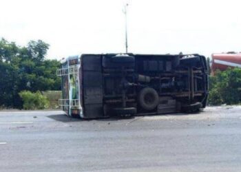 நெல்லை: சாலையில் குறுக்கே வந்த பசுமாடு – வேன் கவிழ்ந்து 15 ஊழியர்கள் காயம்