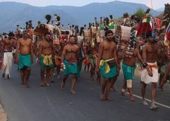 பழநி பாதயாத்திரை பக்தர்களுக்கு ‘பாதுகாப்பு கவசம்’: விபத்துகளைத் தவிர்க்க ஒளிரும் குச்சி