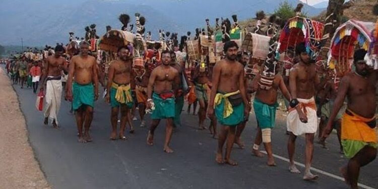 பழநி பாதயாத்திரை பக்தர்களுக்கு ‘பாதுகாப்பு கவசம்’: விபத்துகளைத் தவிர்க்க ஒளிரும் குச்சி