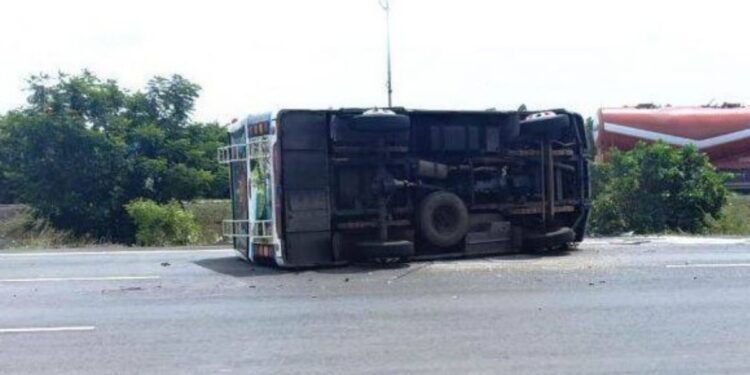 நெல்லை: சாலையில் குறுக்கே வந்த பசுமாடு – வேன் கவிழ்ந்து 15 ஊழியர்கள் காயம்