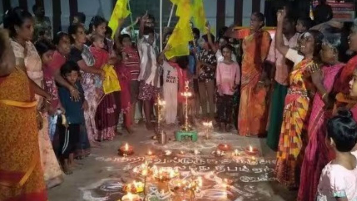 திருப்பரங்குன்றத்தில் மலையடிவார வீடுகள் தோறும் தீபம் ஏற்றி நூதன வழிபாடு