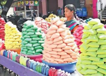 உடுமலையில் களைகட்டும் வண்ணக் கோலப்பொடி விற்பனை – இல்லத்தரசிகள் ஆர்வம்!