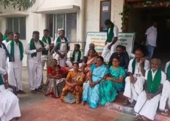 அன்னூரில் அடிப்படை வசதி கோரி தாலுகா அலுவலகத்தில் காத்திருப்பு போராட்டம்  