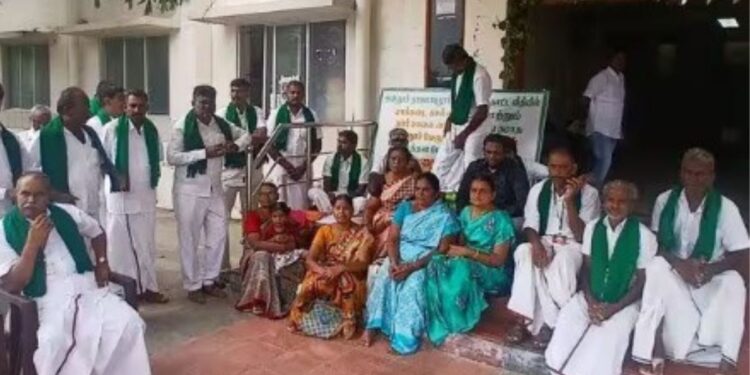 அன்னூரில் அடிப்படை வசதி கோரி தாலுகா அலுவலகத்தில் காத்திருப்பு போராட்டம்  