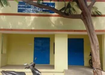 கட்டி முடித்தும் 2 ஆண்டுகளாக திறக்கப்படாத ரேஷன் கடை அரசுக்கு பண விரயம்