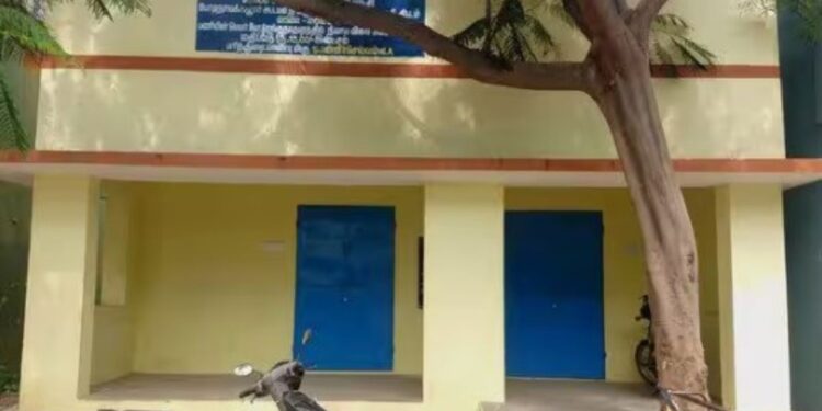 கட்டி முடித்தும் 2 ஆண்டுகளாக திறக்கப்படாத ரேஷன் கடை அரசுக்கு பண விரயம்
